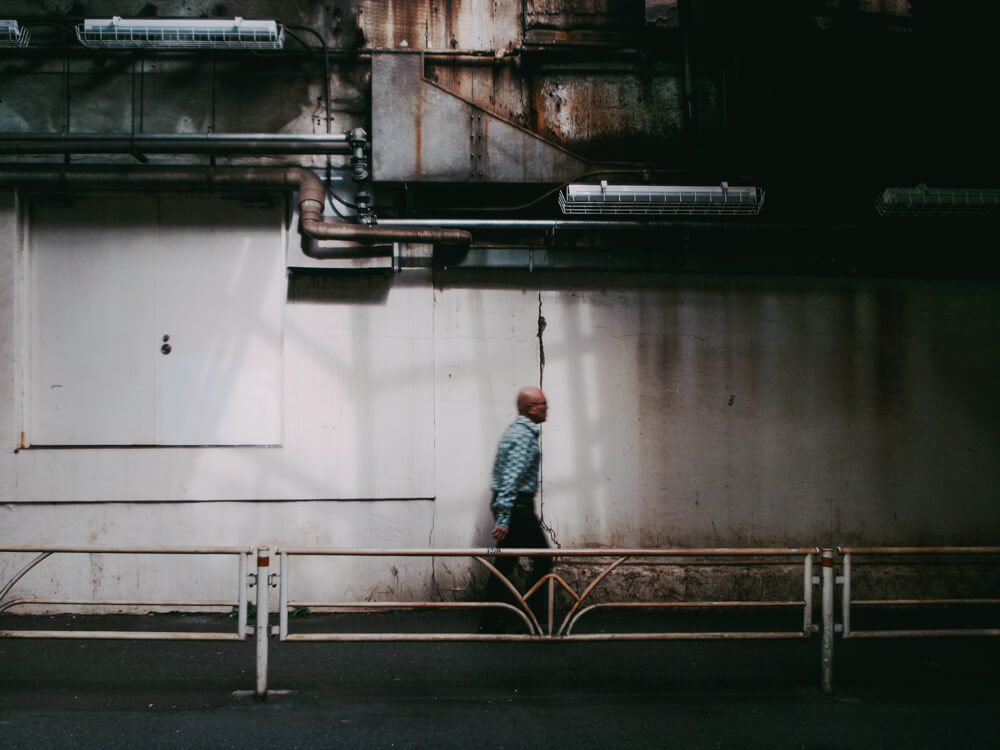 ガード下の男性