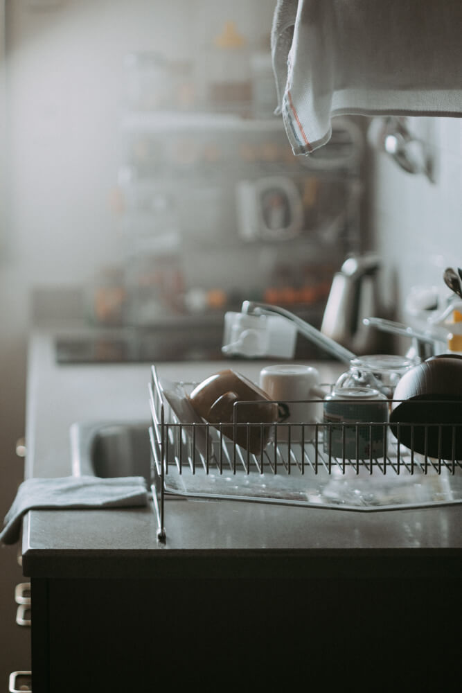 光を帯びた台所