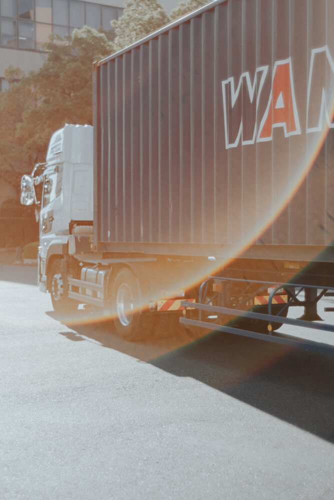 千葉みなと駅周辺の交差点を走るトレーラー