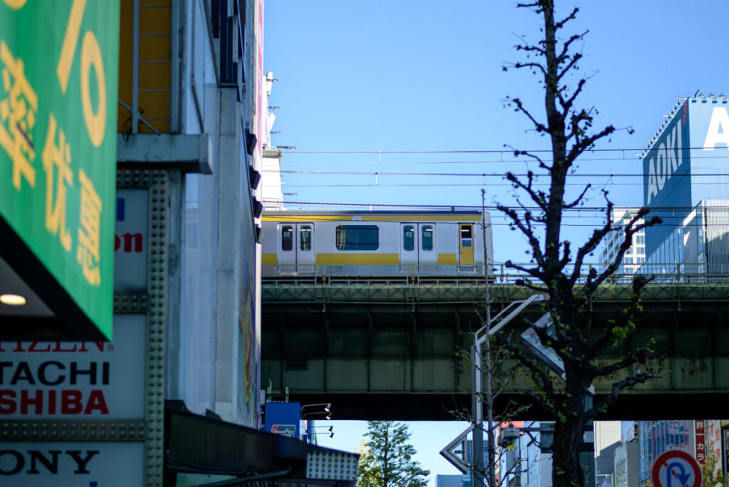秋葉原の路上から見る総武線
