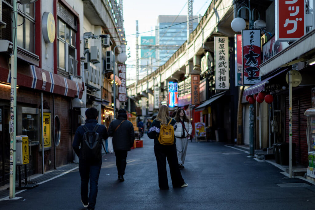 アメ横で撮影する外国人