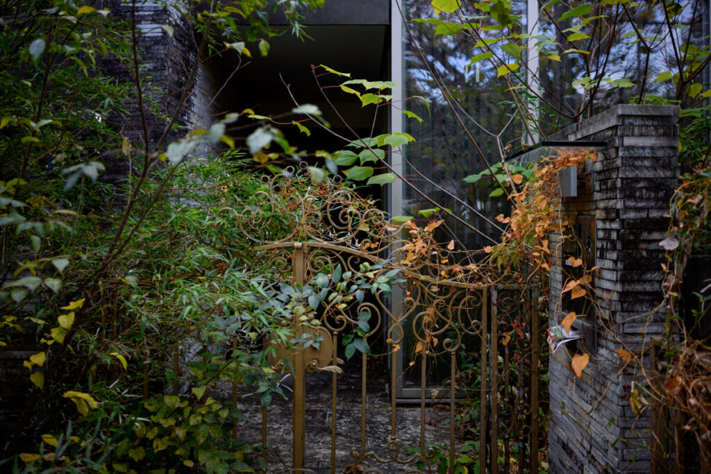 西郷山公園前の空き家