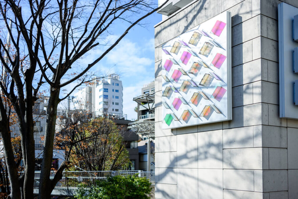 代官山駅そばのマンション入り口の照明作品