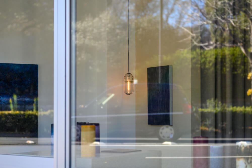 窓ガラス越しの照明