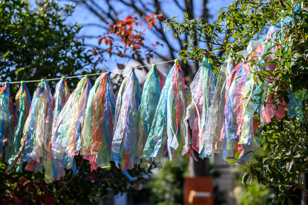 公園に飾られたテープ