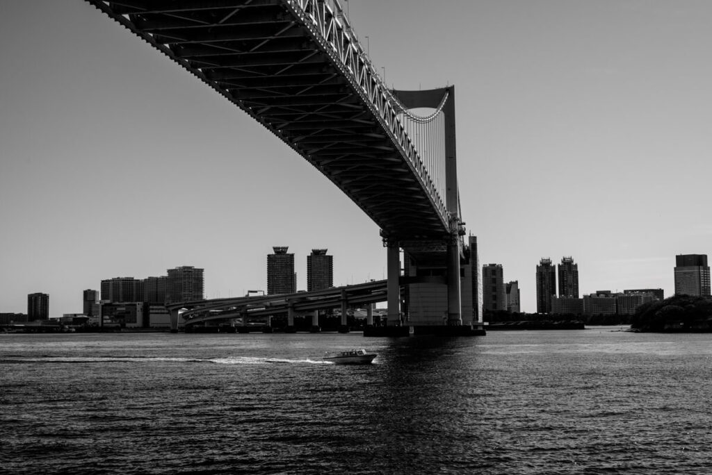 芝浦から見上げるレインボーブリッジ