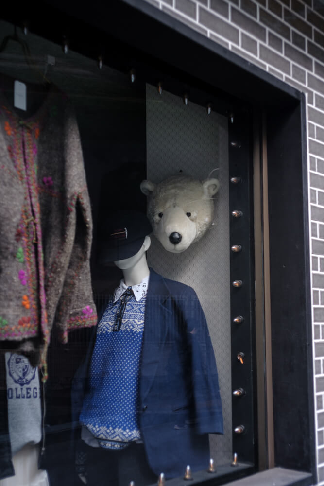 ショーウインドーの服とくま