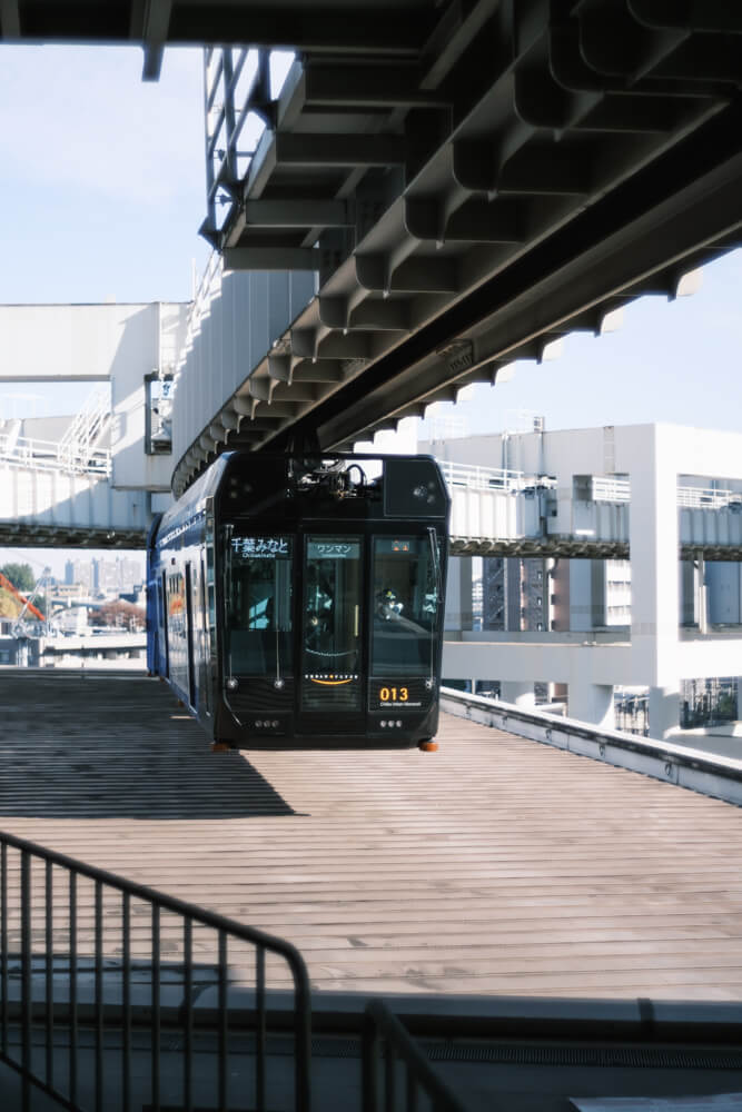 千葉駅にやってくるモノレール