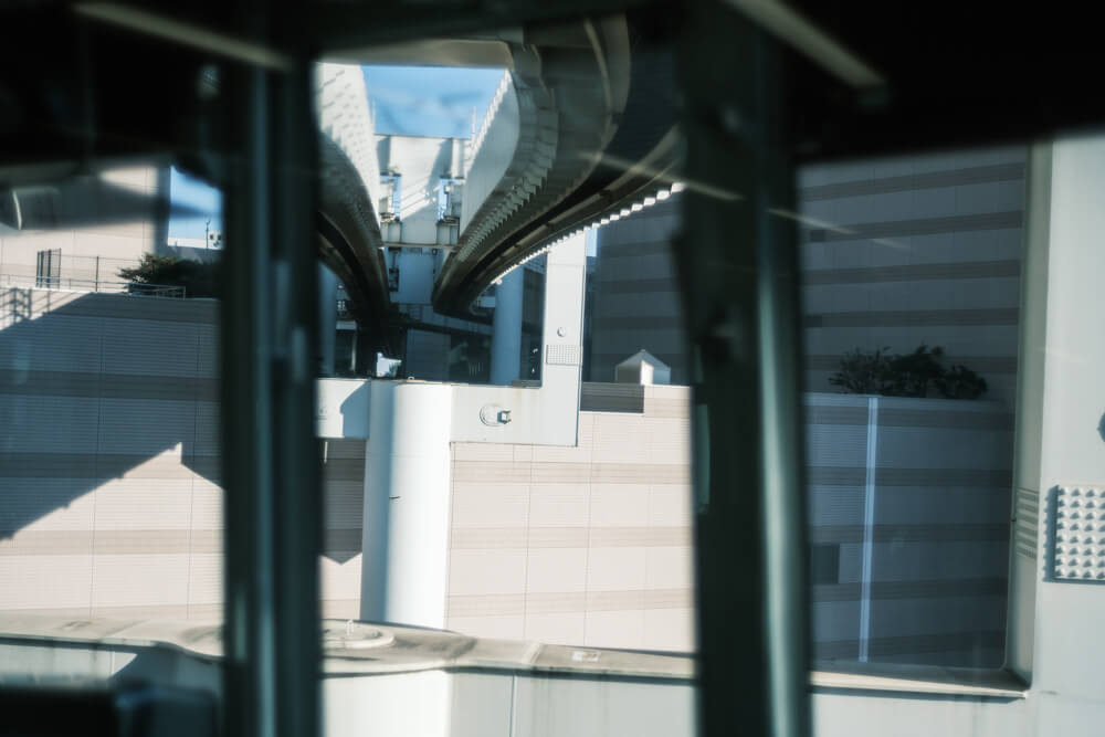 千葉駅から出発したモノレールの最後尾からの写真