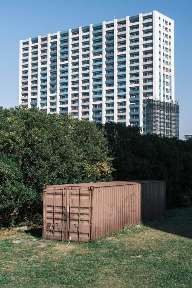 千葉ポートタワーの下にある放置された貨物車