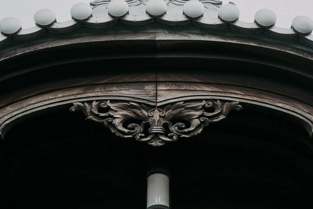 寺の屋根の飾り彫