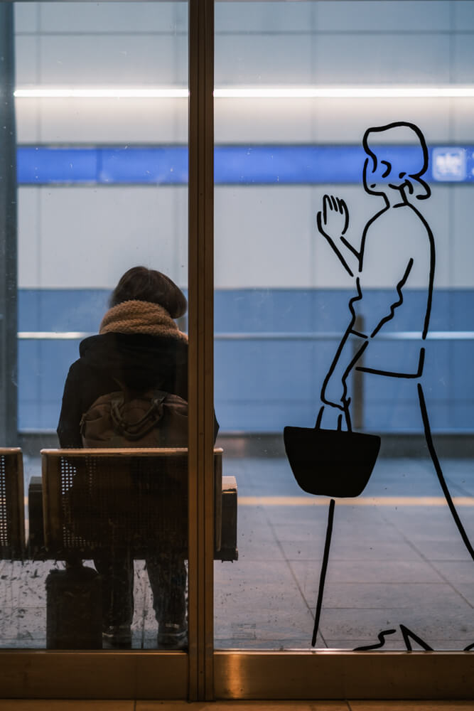 ガラスごしの女性