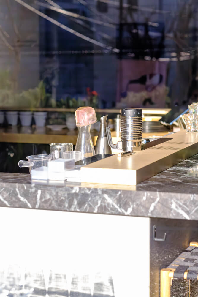 窓越しの正月休みの飲食店