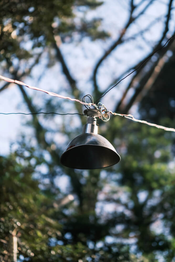 吊るされた照明