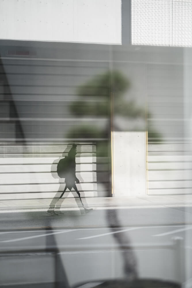 ガラス越しの歩行者