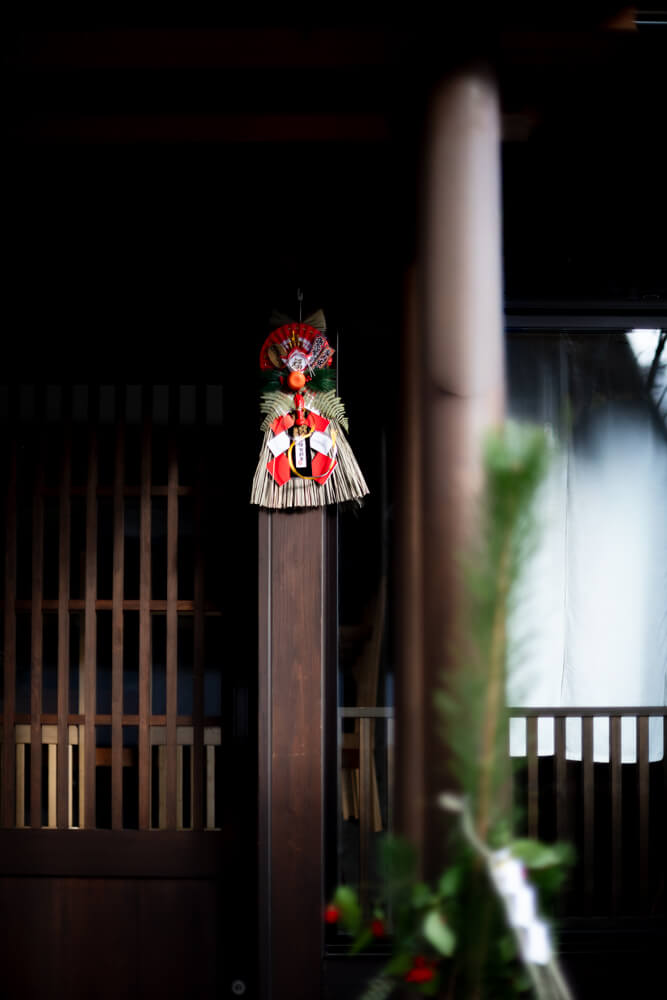 柱にかかる正月のお飾り