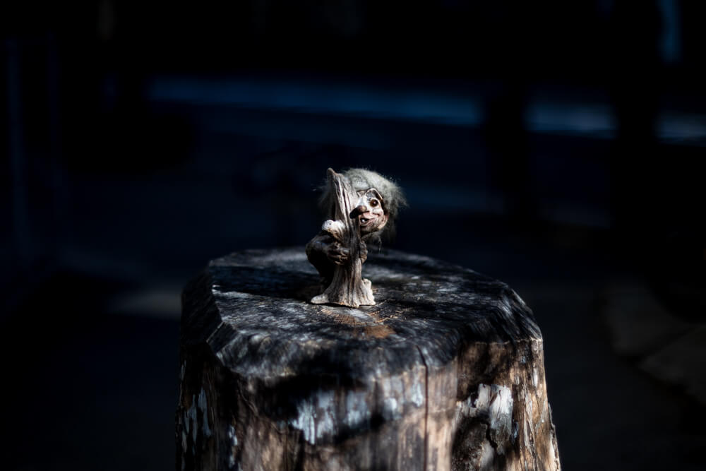 切り株上の人形