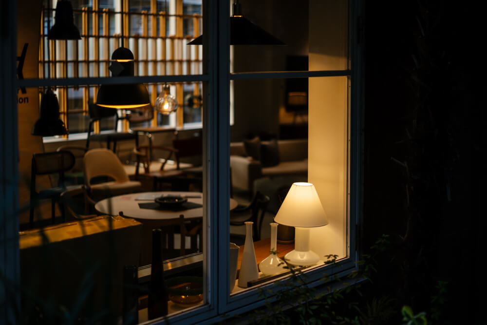 照明のついた部屋