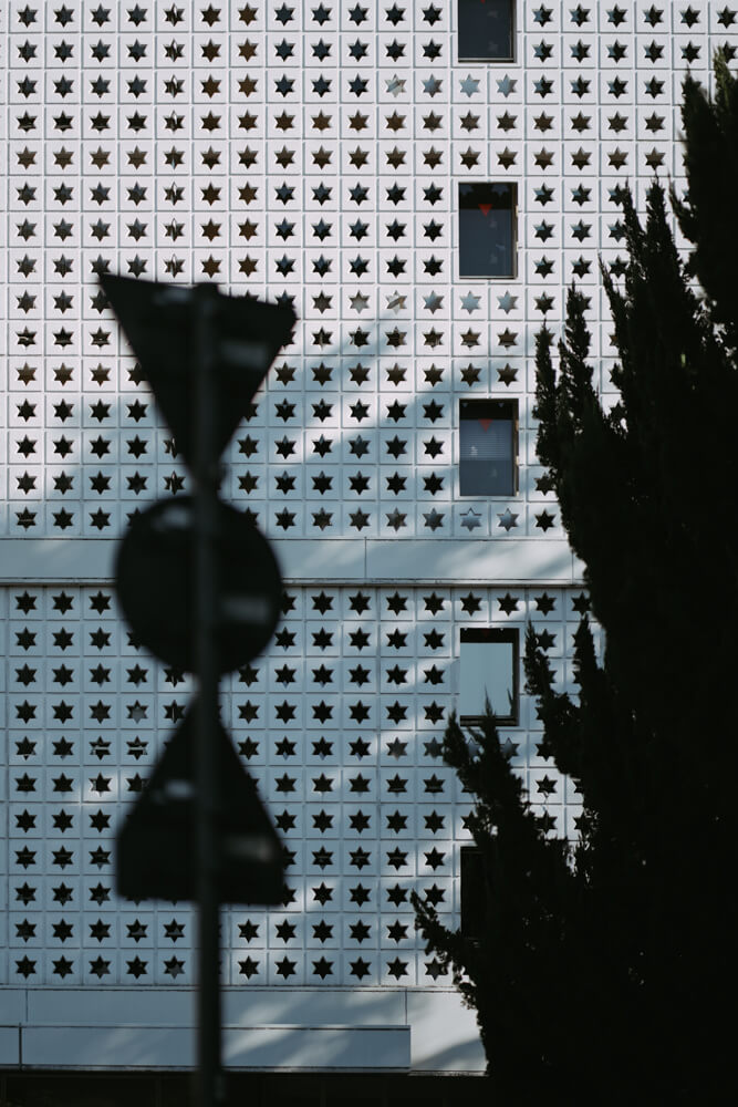 Museum, Street Photography with SONY α7 IV & SONY FE 85mm f/1.8