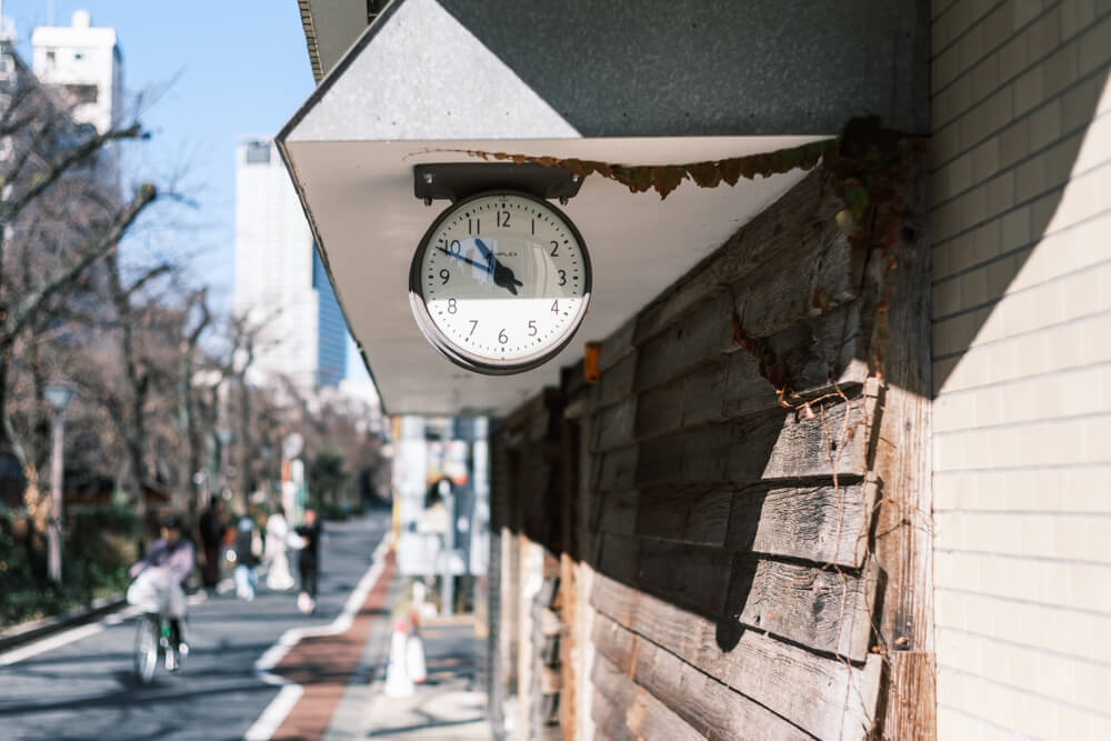 目黒川沿いのショップの時計